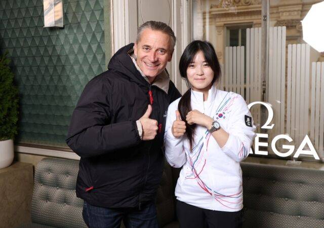 오메가는 대한민국 첫 금메달리스트인 최가온에게 ‘스피드마스터 38mm 밀라노 코르티나 2026’을 증정했다. (사진 좌측은 레이날드 애슐리만 오메가 회장 겸 CEO)./오메가