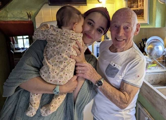 6개월 된 딸 안고 있는 피에르-아이샤 부부. [X(엑스)]