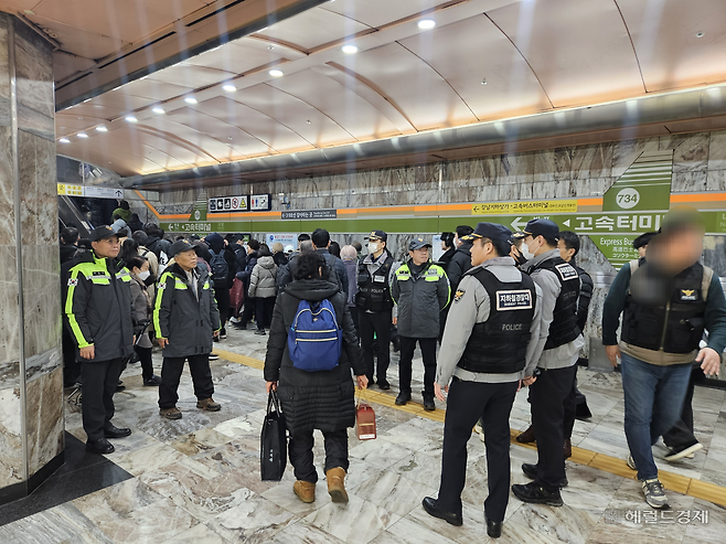 서울경찰청 지하철경찰대 관계자들이 13일 자율방범대와 함께 고속터미널역을 합동 순찰하고 있다. 이용경 기자