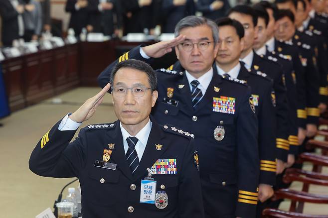 유재성 경찰청장 직무대행이 지난달 12일 서울 종로구 정부서울청사에서 열린 행정안전부 주관 경찰청 및 산하기관 업무보고에 참석해 국민의례를 하고 있다. 유 직무대행 오른쪽은 박성주 경찰청 국가수사본부장. [연합]