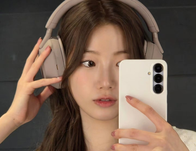 르세라핌 카즈하가 소니 무선 헤드셋을 착용하고 있는 모습 [인스타그램 갈무리]