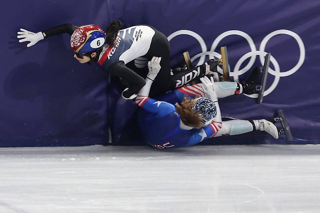 10일(현지시간) 이탈리아 밀라노 아이스스케이팅 아레나에서 열린 2026 밀라노ㆍ코르티나담페초 동계올림픽 쇼트트랙 혼성계주 준결승에서 김길리가 넘어진 커린 스토더드와 충돌하고 있다. [연합]