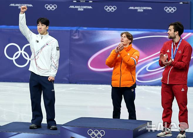 [밀라노=뉴시스] 박주성 기자 = 14일 (현지 시간) 이탈리아 밀라노 아이스 스케이팅 아레나 경기장에서 열린 2026 밀라노·코르티나담페초 동계올림픽 쇼트트랙 남자 1500m 결승에서 은메달을 획득한 황대헌이 시상대에 올라서고 있다. 2026.02.15. park7691@newsis.com