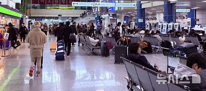 [청주=뉴시스] 연현철 기자 = 설날을 이틀 앞둔 15일 충북 청주국제공항 1층 대합실이 탑승 수속을 기다리는 여행객들로 붐비고 있다. 2026.02.15. yeon0829@newsis.com