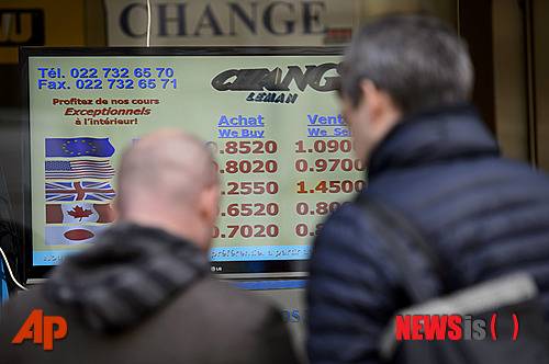 [제네바=AP/뉴시스] 15일(현지 시간) 파이낸셜타임스(FT)에 따르면 스위스 프랑화는 지난해 14% 급등한 데 이어 올해 들어서도 3% 이상 추가 상승했다. 사진은 스위스 제네바 환전소 앞에 행인들이 환율을 확인하고 있는 모습. 2026.02.15.