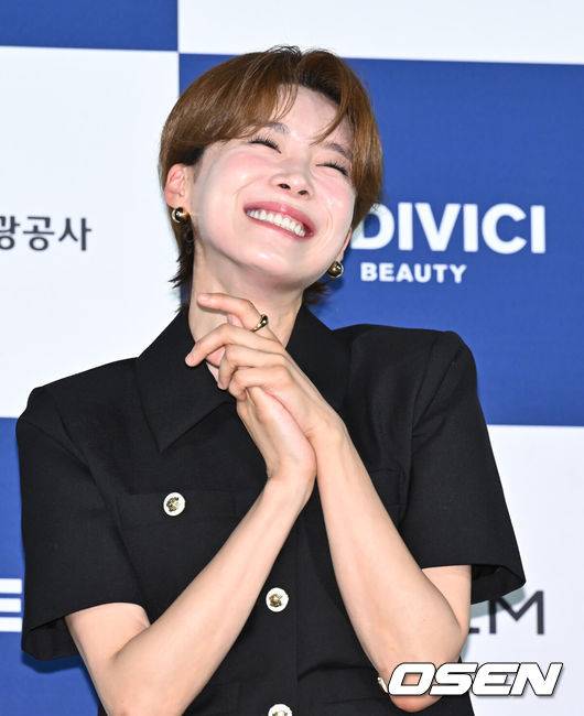 [OSEN=조은정 기자]청룡시리즈어워즈 핸드프리팅 행사가 25일 오전 서울 영등포구 CGV 여의도에서 열렸다.이날 행사에는 이번 행사에는 2024년 7월에 열린 제3회 청룡시리즈어워즈 드라마 부문 수상자 임시완, 박보영, 안재홍, 금해나, 이정하, 고윤정과 예능 부문 수상자 신동엽, 장도연, 곽준빈, 윤가이가 참석했다.방송인 장도연이 포즈를 취하고 있다. 2025.06.25 /cej@osen.co.kr