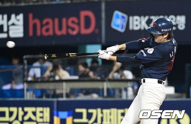 [OSEN=잠실, 최규한 기자] 21일 서울 잠실야구장에서 ‘2025 신한 SOL Bank KBO리그’ LG 트윈스와 롯데 자이언츠의 경기가 열렸다.홈팀 LG는 요니 치리노스, 방문팀 롯데는 이민석을 선발로 내세웠다.5회초 2사 3루 상황 롯데 나승엽이 달아나는 1타점 적시타를 날리고 있다. 2025.08.21 / dreamer@osen.co.kr