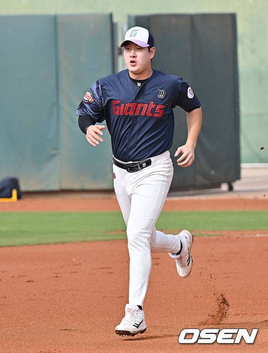 [OSEN=타이난(대만) , 이석우 기자] 프로야구 롯데 자이언츠가 31일(한국시간) 대만 타이난 아시아-태평양 국제야구센터에 스프링캠프를 차리고 구슬땀을 흘렸다.김태형 감독 등&nbsp;코치진과 투수&nbsp;20명,&nbsp;포수&nbsp;5명,&nbsp;내야수&nbsp;9명,&nbsp;외야수&nbsp;7명 등 총&nbsp;41명의 선수단이 1월 20일까지 1차 캠프에서 체력 강화와 기술 훈련을 치른 뒤 21일부터 3월 5일까지 일본 미야자키로 옮겨 2차 캠프에서 구춘리그에 참가해 실전 감각을 점검한다.롯데 나승엽이 훈련하고 있다. 2026.01.31 / foto0307@osen.co.kr