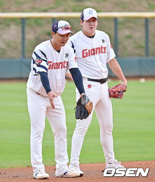 [OSEN=타이난(대만) , 이석우 기자] 프로야구 롯데 자이언츠가 1일(한국시간) 대만 타이난 아시아-태평양 국제야구센터에 스프링캠프를 차리고 구슬땀을 흘렸다.김태형 감독 등&nbsp;코치진과 투수&nbsp;20명,&nbsp;포수&nbsp;5명,&nbsp;내야수&nbsp;9명,&nbsp;외야수&nbsp;7명 등 총&nbsp;41명의 선수단이 1월 20일까지 1차 캠프에서 체력 강화와 기술 훈련을 치른 뒤 21일부터 3월 5일까지 일본 미야자키로 옮겨 2차 캠프에서 구춘리그에 참가해 실전 감각을 점검한다.롯데 나승엽과 손호영이 3루 수비 훈련을 하고 있다. 2026.02.01 / foto0307@osen.co.kr