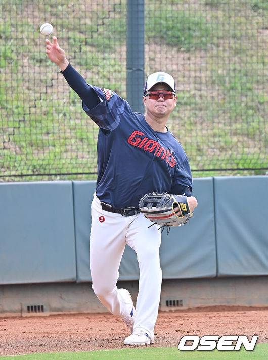 [OSEN=타이난(대만) , 이석우 기자] 프로야구 롯데 자이언츠가 31일(한국시간) 대만 타이난 아시아-태평양 국제야구센터에 스프링캠프를 차리고 구슬땀을 흘렸다.김태형 감독 등&nbsp;코치진과 투수&nbsp;20명,&nbsp;포수&nbsp;5명,&nbsp;내야수&nbsp;9명,&nbsp;외야수&nbsp;7명 등 총&nbsp;41명의 선수단이 1월 20일까지 1차 캠프에서 체력 강화와 기술 훈련을 치른 뒤 21일부터 3월 5일까지 일본 미야자키로 옮겨 2차 캠프에서 구춘리그에 참가해 실전 감각을 점검한다.롯데 손호영이 훈련을 하고 있다. 2026.01.31 / foto0307@osen.co.kr