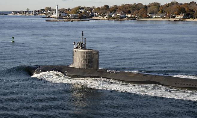 미 해군 버지니아급 핵추진잠수함이 시험운항을 위해 먼 바다로 이동하고 있다. 세계일보 자료사진