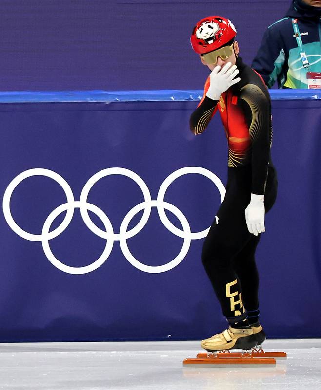 14일 (현지 시간) 이탈리아 밀라노 아이스 스케이팅 아레나 경기장에서 열린 2026 밀라노·코르티나담페초 동계올림픽 쇼트트랙 남자 1500m 준준결승에서 중국 린샤오쥔이 경기도중 넘어져 아쉬워하고 있다. 뉴시스