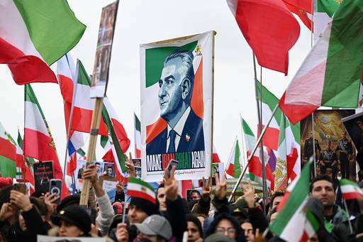 14일(현지시간) 독일 뮌헨 MSC 행사장 인근에서 약 20만명이 모인 가운데 이란 정권 규탄 시위가 열리고 있다. 집회 현장에 등장한 레자 팔레비의 대형 사진이 눈길을 끈다. EPA연합뉴스