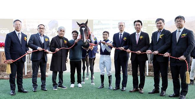 15일 경기 과천 렛츠런파크 서울에서 열린 ‘제24회 세계일보배 대상경주’에서 송대영 경마본부장(왼쪽부터), 방동석 조교사, 박남성 마주, 정고종 부경 26조 팀장, 우승마 스피드영, 조인권 기수, 세계일보 이기식 사장 박정훈 부사장, 박희준 편집인, 엄형준 전무가 기념사진을 촬영하고 있다. 과천=이제원 선임기자