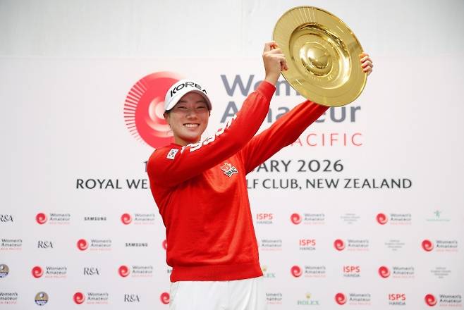 우승 트로피를 들고 기뻐하는 양윤서. WAAP 조직위 제공.