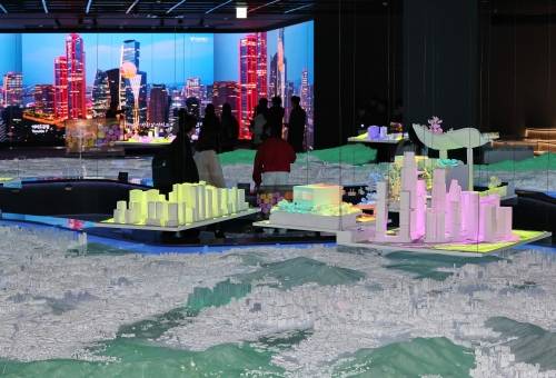 지난 4일 서울시청 지하에 개관한 ‘서울갤러리’ 프레스투어 참가 취재진이 내친구서울 1관을 둘러보고 있다. 연합뉴스