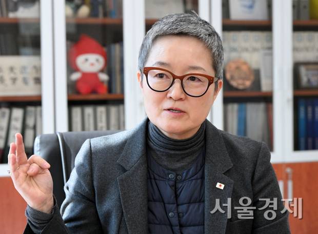 권소영 대한적십자사 혈액관리본부장이 13일 강원도 원주 본원에서 진행한 서울경제신문과의 인터뷰에서 혈액수급 상황을 설명하고 있다. 성형주 기자