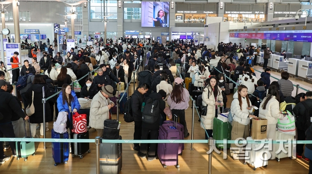설 명절 연휴를 앞둔 12일 오전 인천국제공항 1터미널이 이용객들로 붐비고 있다. 영종도=권욱 기자