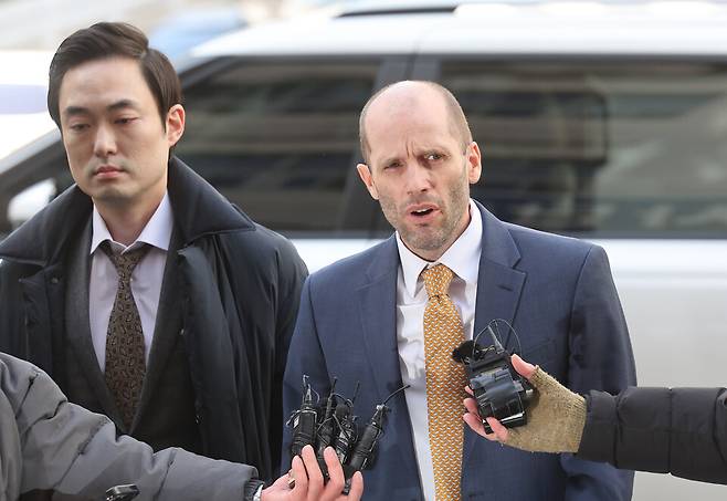 해롤드 로저스 쿠팡 한국 임시대표가 지난 6일 국회 '쿠팡 사태 연석 청문회'에서 허위 증언을 한 혐의(국회증언감정법상 위증) 관련 조사를 받기 위해 서울 마포구 서울경찰청 반부패수사대에 출석하고 있다. ⓒ연합뉴스