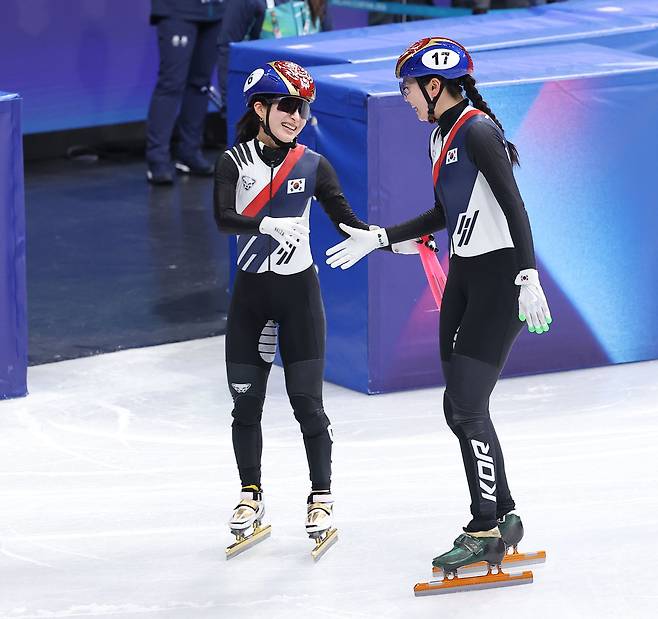 14일(현지시간) 이탈리아 밀라노 아이스스케이팅 아레나에서 열린 2026 밀라노-코르티나담페초 동계올림픽 쇼트트랙 여자 3000m 계주 준결승에서 김길리와 심석희가 결승에 진출한 뒤 기뻐하고 있다. 2026.2.15 연합뉴스