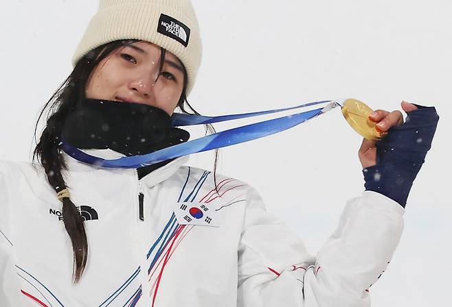 ▲ 이탈리아 리비뇨 스노파크에서 열린 2026 밀라노·코르티나담페초 동계 올림픽 스키 스노보드 여자 하프파이프 결선에서 90.25점을 획득해 금메달을 획득한 한국 최가온이 시상식에서 금메달을 들어 보이고 있다.&nbsp;ⓒ연합뉴스