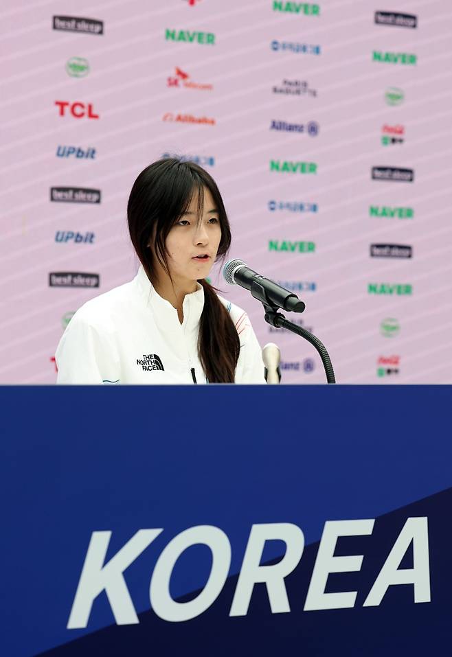 ▲ 2026 밀라노ㆍ코르티나담페초 동계올림픽 스노보드 여자 하프파이프에서 금메달을 차지한 최가온이 14일(현지시간) 이탈리아 밀라노 코리아하우스에서 열린 대한체육회 공식 기자회견에서 취재진 질문에 답하고 있다. ⓒ연합뉴스