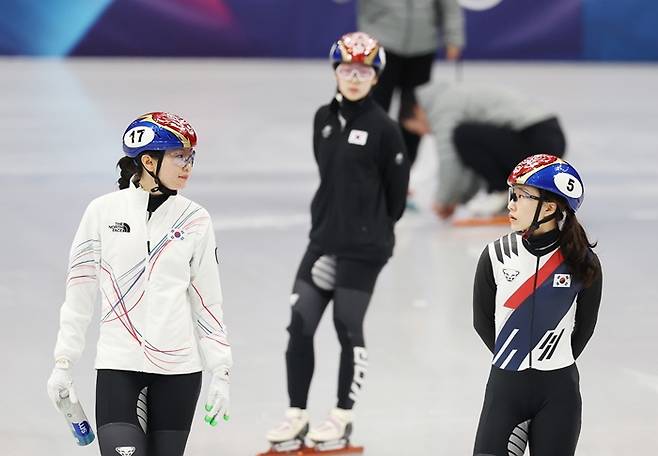 ▲ 밀라노-코르티나담페초 동계올림픽 개막을 이틀 앞둔 4일(현지시간) 밀라노 아이스스케이팅 아레나에서 한국 쇼트트랙 최민정(5번)과 심석희가 대화하고 있다. ⓒ연합뉴스