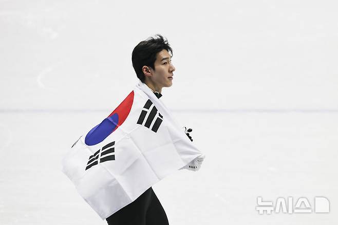 쇼트트랙 황대헌이 14일(현지 시간) 이탈리아 밀라노 아이스 스케이팅 아레나에서 열린 2026 밀라노·코르티나 담페초 동계올림픽 쇼트트랙 스피드스케이팅 남자 1500m에서 은메달을 차지한 뒤 태극기를 들고 경기장을 돌고 있다. /사진=뉴시스