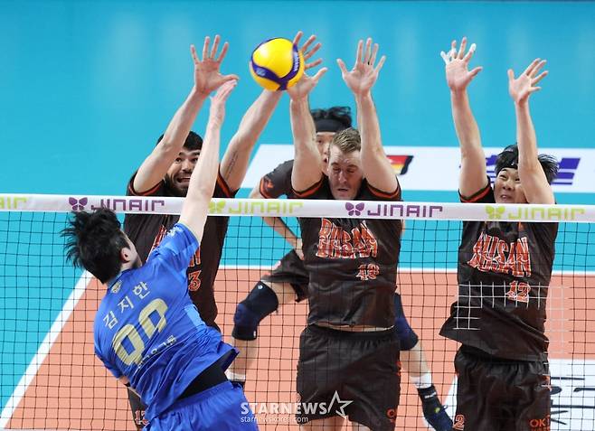 [B하인드★] 진격의 김지한, 철벽 블로킹 3개로 파죽의 3연승! 봄 배구 보인다