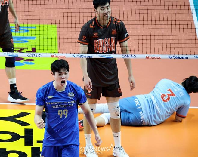 2025-2026 V-리그 남자부 우리카드 대 OK저축은행 경기가 15일 서울 장충체육관에서 열렸다.  우리카드 김지한이 블로킹 득점에 성공한 후 환호하고 있다. /사진=김진경 대기자