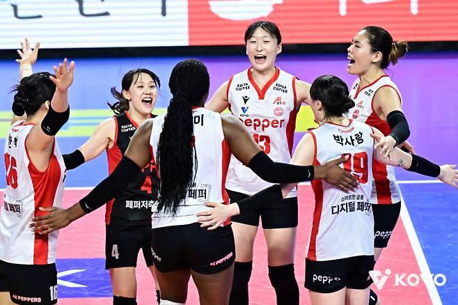 페퍼저축은행 선수들. /사진=한국배구연맹 제공