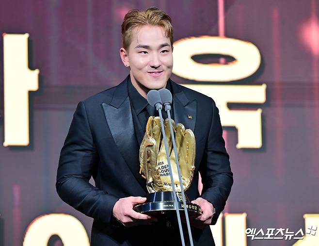 KIA 타이거즈 김도영이 2026 월드베이스볼클래식(WBC) 참가 선수를 대상으로 한 가상 드래프트에서 17번째로 지명됐다. 야수 중 11번째, 3루수 중에서는 16순위 마이켈 가르시아(캔자스시티, 베네수엘라)에 이어 2번째다. 김도영에 이어 두 번째로 지명된 한국인 선수는 KT 위즈 안현민(33순위)이다. 엑스포츠뉴스 DB