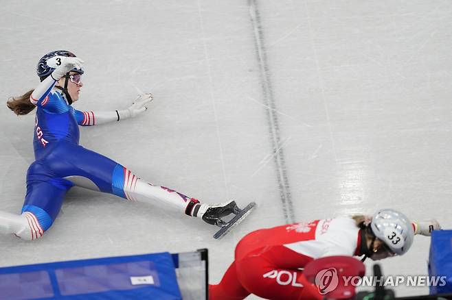 기어서 결승선 통과하는 스토더드 [[AP=연합뉴스]
