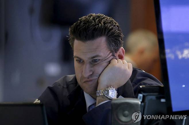 뉴욕증권거래소의 트레이더 연합뉴스 자료사진