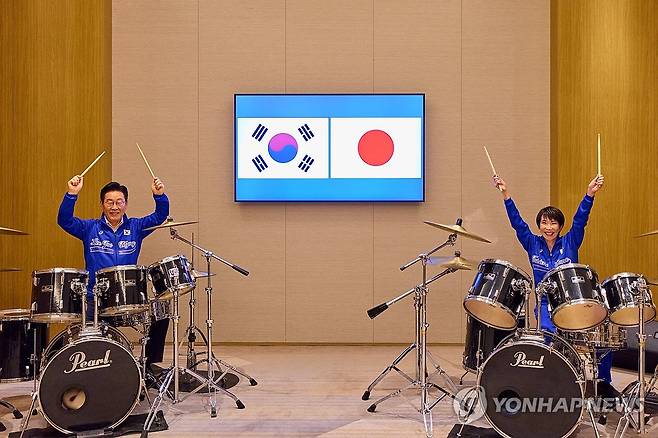 드럼 합주하는 한일 정상 [공동취재 제공. 재판매 및 DB 금지] superdoo82@yna.co.kr