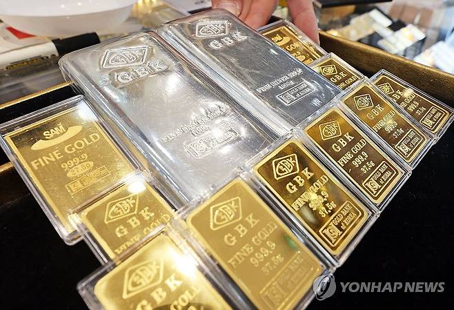 서울 한 금은방에서 골드바와 실버바를 정리하는 직원 [연합뉴스 자료사진. 재판매 및 DB 금지]