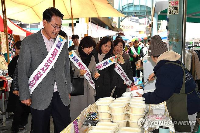 울주군, 설맞이 전통시장 장보기 캠페인 (울산=연합뉴스) 울산 울주군이 설 명절을 맞아 10일 덕신1차시장과 덕신2차시장에서 이순걸 군수와 관계 공무원 등이 참여한 가운데 '설맞이 전통시장 장보기 및 물가안정 캠페인'을 진행했다. 2026.2.10 [울주군 제공.재판매 및 DB 금지] young@yna.co.kr