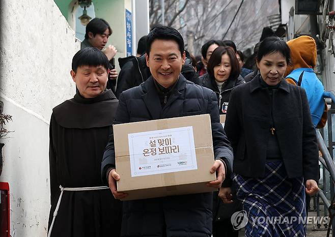 국민의힘 설맞이 봉사활동 (서울=연합뉴스) 한종찬 기자 = 국민의힘 장동혁 대표가 13일 서울 중구 쪽방촌에서 주민에게 설맞이 선물을 전달하기 위해 이동하고 있다. 2026.2.13 [공동취재] saba@yna.co.kr