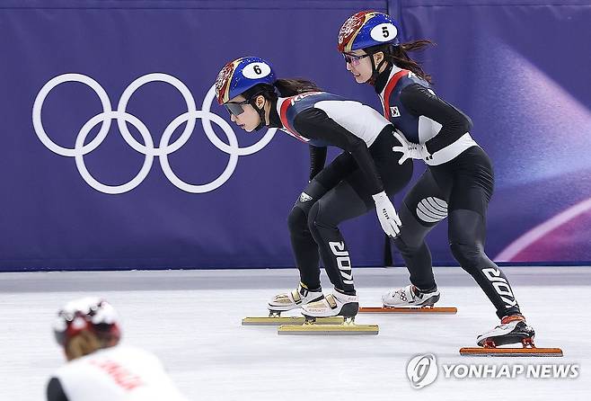 최민정, 있는 힘껏 (밀라노=연합뉴스) 류영석 기자 = 14일(현지시간) 이탈리아 밀라노 아이스스케이팅 아레나에서 열린 2026 밀라노-코르티나담페초 동계올림픽 쇼트트랙 여자 3000m 계주 준결승에서 최민정이 김길리와 주자 교대를 하고 있다. 2026.2.15 ondol@yna.co.kr