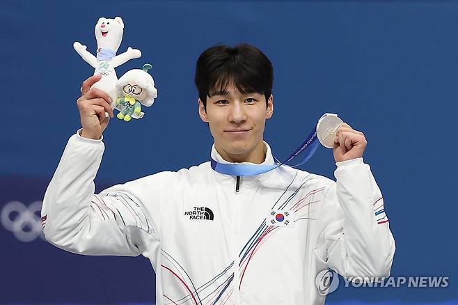 은메달 들어보이는 황대헌 (밀라노=연합뉴스) 이지은 기자 = 14일(현지시간) 이탈리아 밀라노 아이스스케이팅 아레나에서 열린 2026 밀라노-코르티나담페초 동계올림픽 쇼트트랙 남자 1500m 시상식에서 은메달을 따낸 황대헌이 시상대에 올라 메달을 들어보이고 있다. 2026.2.15 jieunlee@yna.co.kr