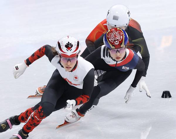 15일(한국시간) 이탈리아 밀라노 아이스스케이팅 아레나에서 열린 2026 밀라노-코르티나담페초 동계올림픽 쇼트트랙 여자 3000m 계주 준결승에서 최민정이 역주하고 있다./연합뉴스
