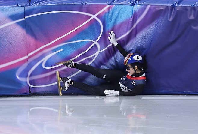 16일(현지시간) 이탈리아 밀라노 아이스스케이팅 아레나에서 열린 2026 밀라노-코르티나담페초 동계올림픽 쇼트트랙 여자 1천m 준결승에서 김길리가 벨기에 선수 반칙으로 넘어지고 있다. 연합