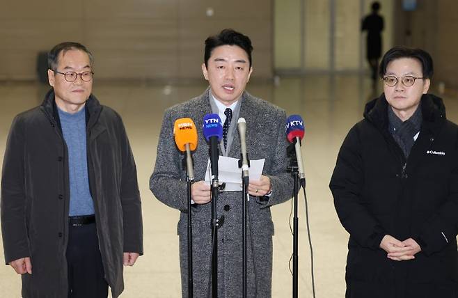 강훈식 대통령실 비서실장이 지난달 26일 인천국제공항을 통해 캐나다로 출국하기 전 취재진 앞에서 발언하고 있다. 왼쪽은 이용철 방위사업청장, 오른쪽은 김정관 산업부 장관.(연합뉴스)