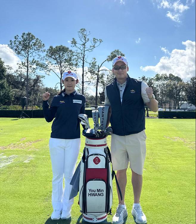 지난 1월 LPGA 투어 공식 데뷔전 힐튼 그랜드 베이케이션스 토너먼트 오브 챔피언스에 출전한 황유민(왼쪽)과 박중근 씨.(사진=본인 제공)