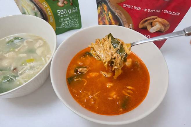 BBQ 진육수 닭개장(오른쪽)과 진육수 닭곰탕(왼쪽)을 데워 담아 맛을 봤다. 대파버섯닭고기 건더기가 눈에 띈다. (사진=한전진 기자)