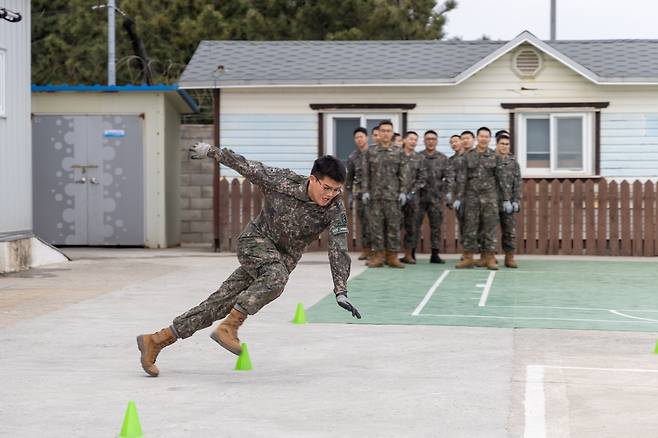 기동타격중대 장병들이 순환식 체력단련을 하고 있다.(육군 제공)