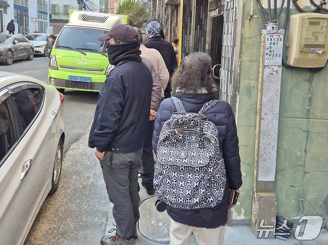 12일 시민들이 먹거리를 받기 위해 울산 남구 그냥드림센터에서 앞에서 줄 서 있다.2026.2.16/뉴스1ⓒ 뉴스1 박정현 기자