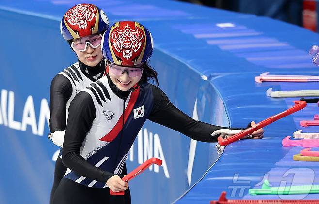 쇼트트랙 최민정이 14일(현지시간) 이탈리아 밀라노 아이스 스케이팅 아레나에서 열린 2026 밀라노·코르티나담페초 동계올림픽 쇼트트랙 여자 3000m 계주 준결승에서 결승 진출에 성공한 뒤 미소를 짓고 있다. 2026.2.15 ⓒ 뉴스1 김진환 기자