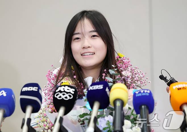 2026 밀라노·코르티나담페초 동계올림픽 스노보드 여자 하프파이프에서 금메달을 차지한 최가온이 16일 인천국제공항 2터미널을 통해 귀국해 취재진 질문에 답하고 있다. 2026.2.16 ⓒ 뉴스1 박지혜 기자