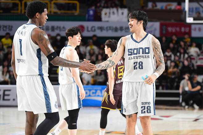 고양 소노는 16일 창원체육관에서 열린 2025-26 프로농구 경기에서 창원 LG에 79-62로 이겼다. 사진은 기뻐하는 케빈 켐바오(오른쪽)와 네이던 나이트. (KBL 제공)